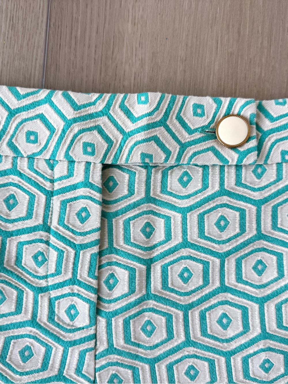 Trina Turk Aqua Geometric Jacquard Tailored Shorts Size 8 EUC Coastal Preppy - Picture 5 of 10